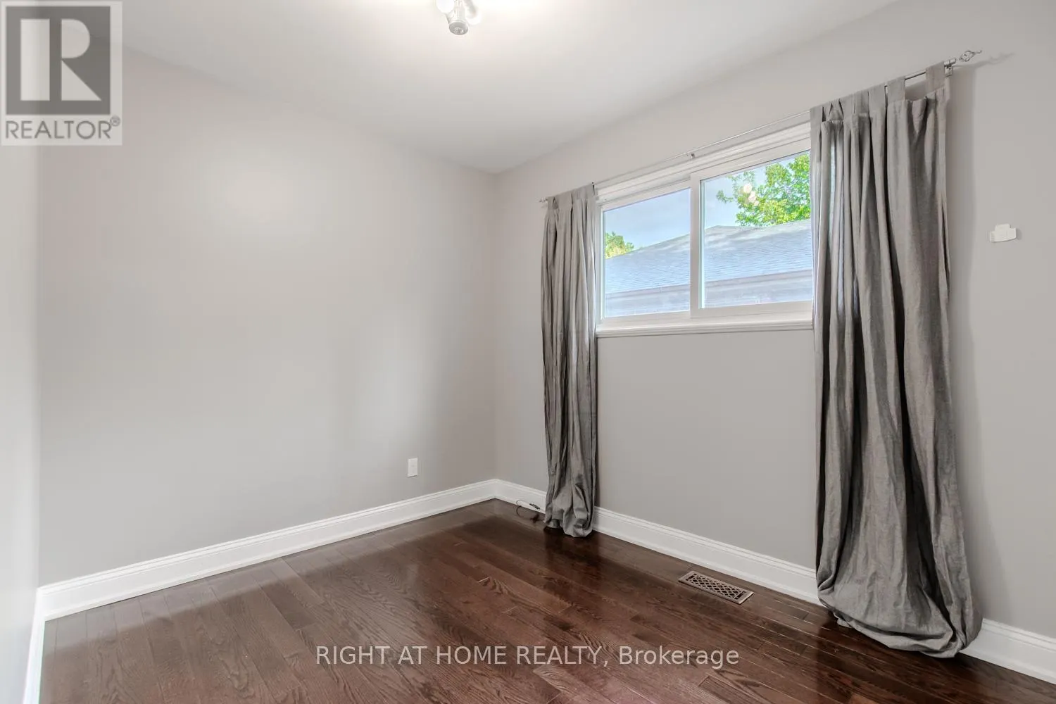 12 MURELLEN CRESCENT