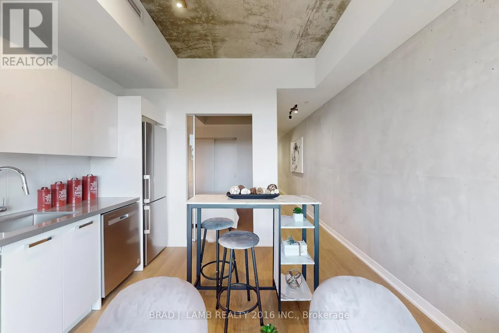 705 - 195 MCCAUL STREET