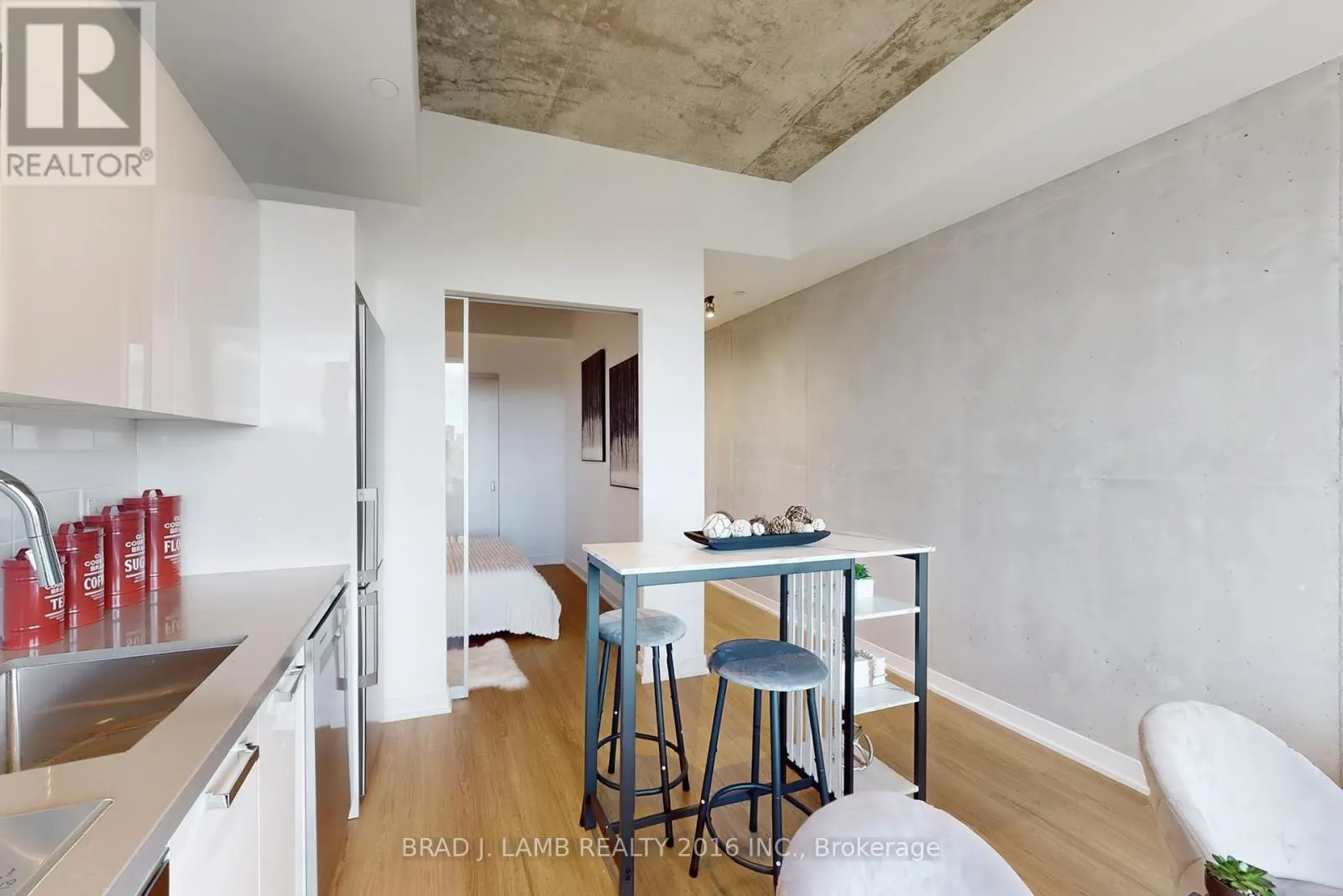 705 - 195 MCCAUL STREET