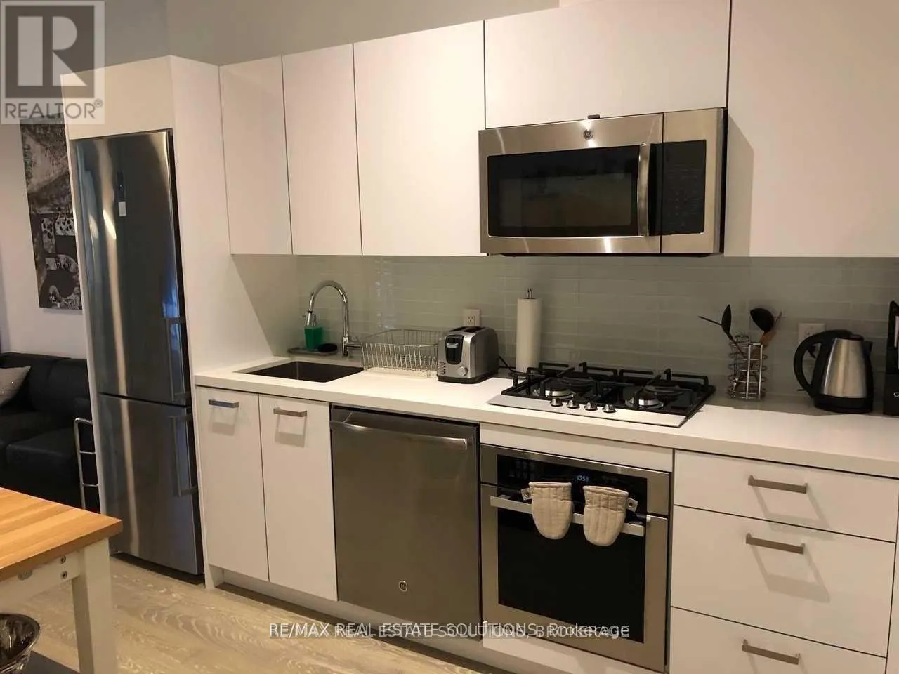210 - 608 RICHMOND STREET W