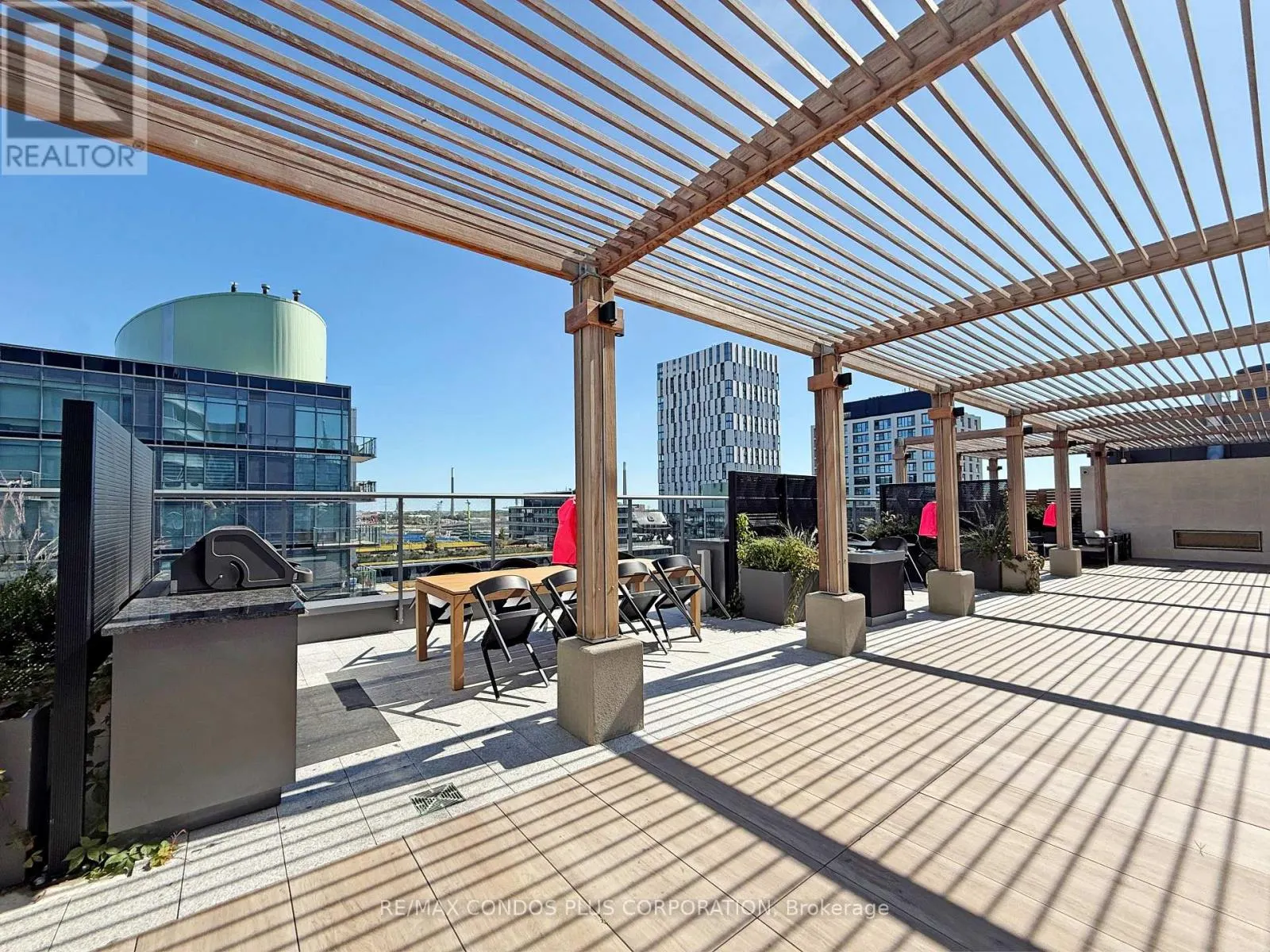 304 - 425 FRONT STREET E
