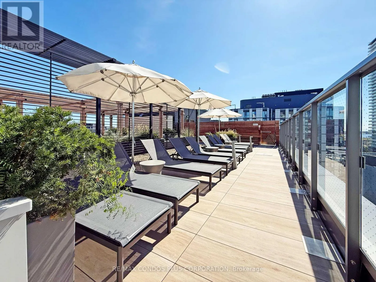 304 - 425 FRONT STREET E