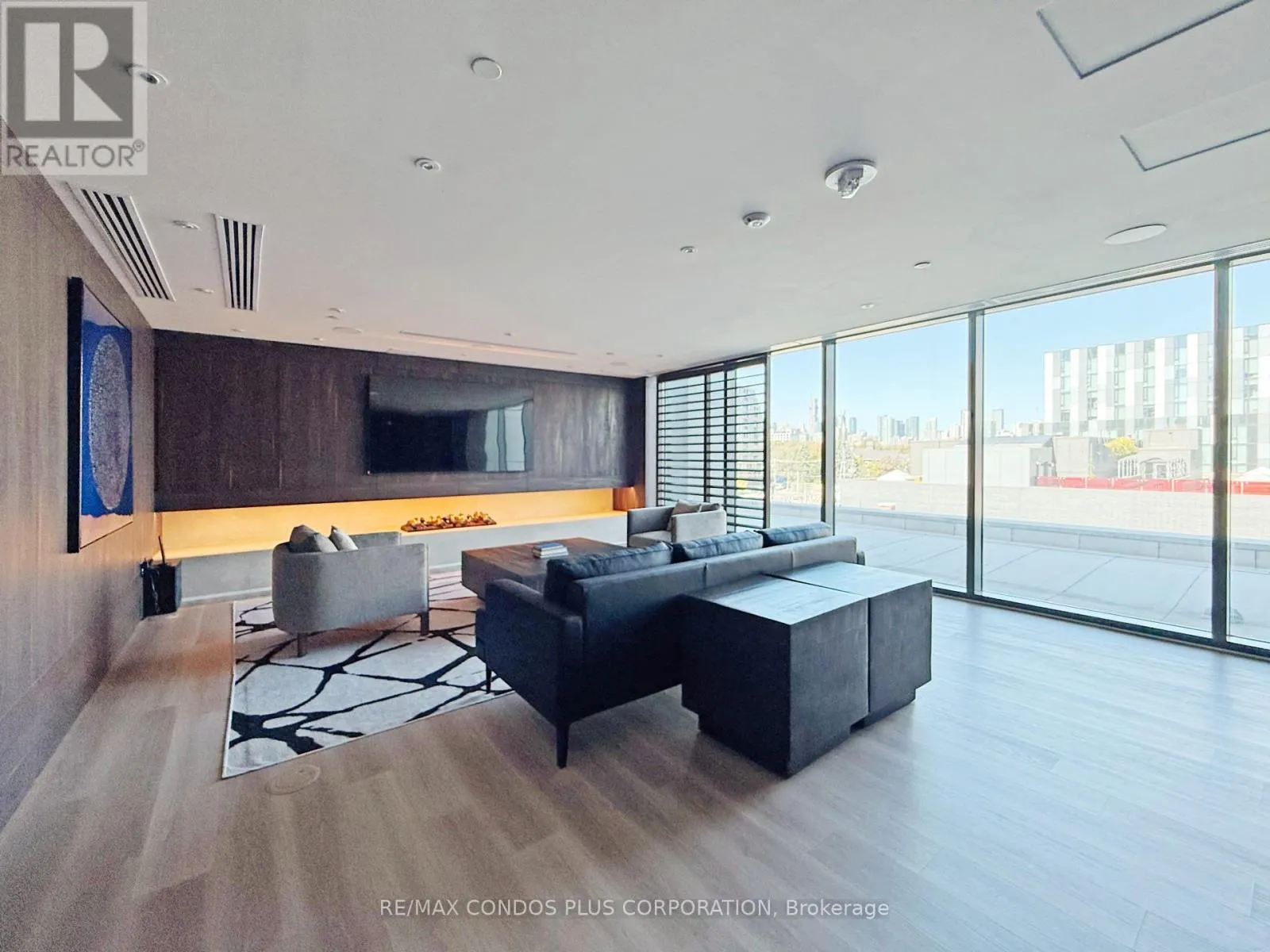 304 - 425 FRONT STREET E