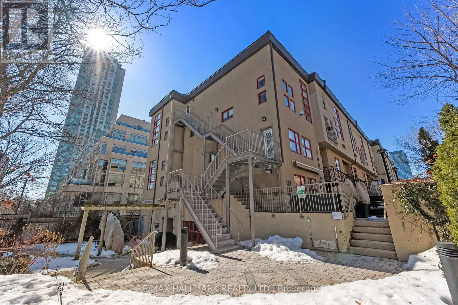 302 - 21 EARL STREET