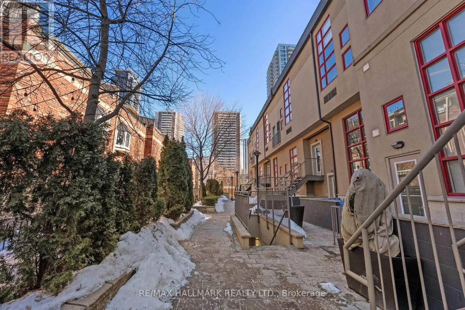 302 - 21 EARL STREET