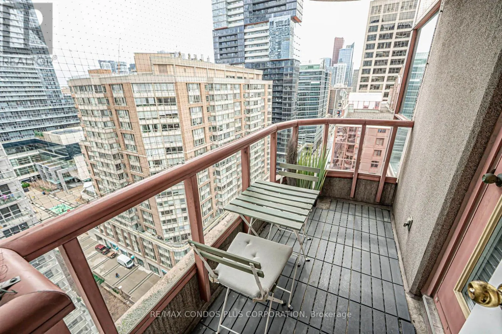 1810 - 736 BAY STREET