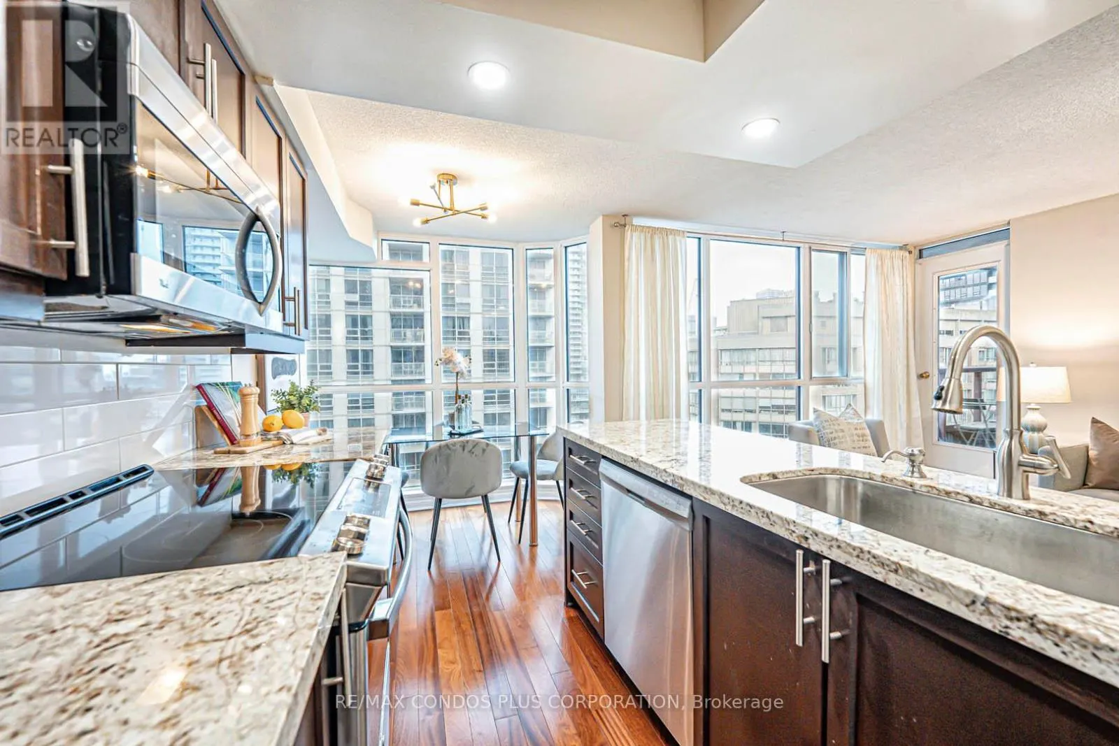 1810 - 736 BAY STREET