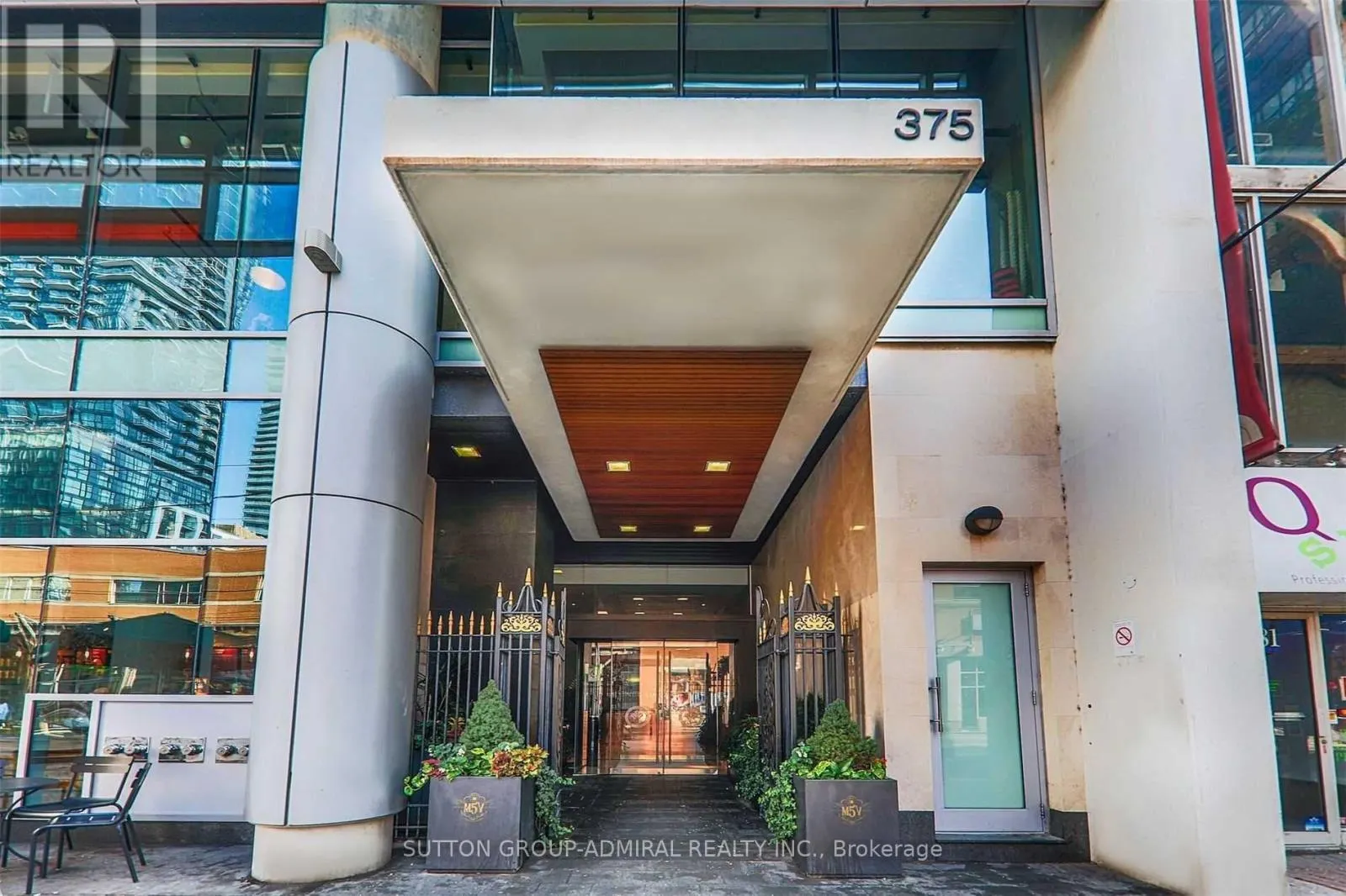 1004 - 375 KING STREET W