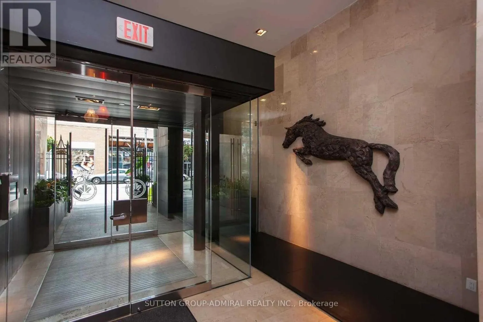 1004 - 375 KING STREET W