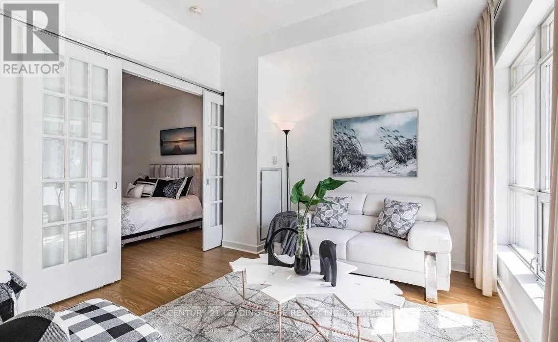 203 - 350 WELLINGTON STREET W