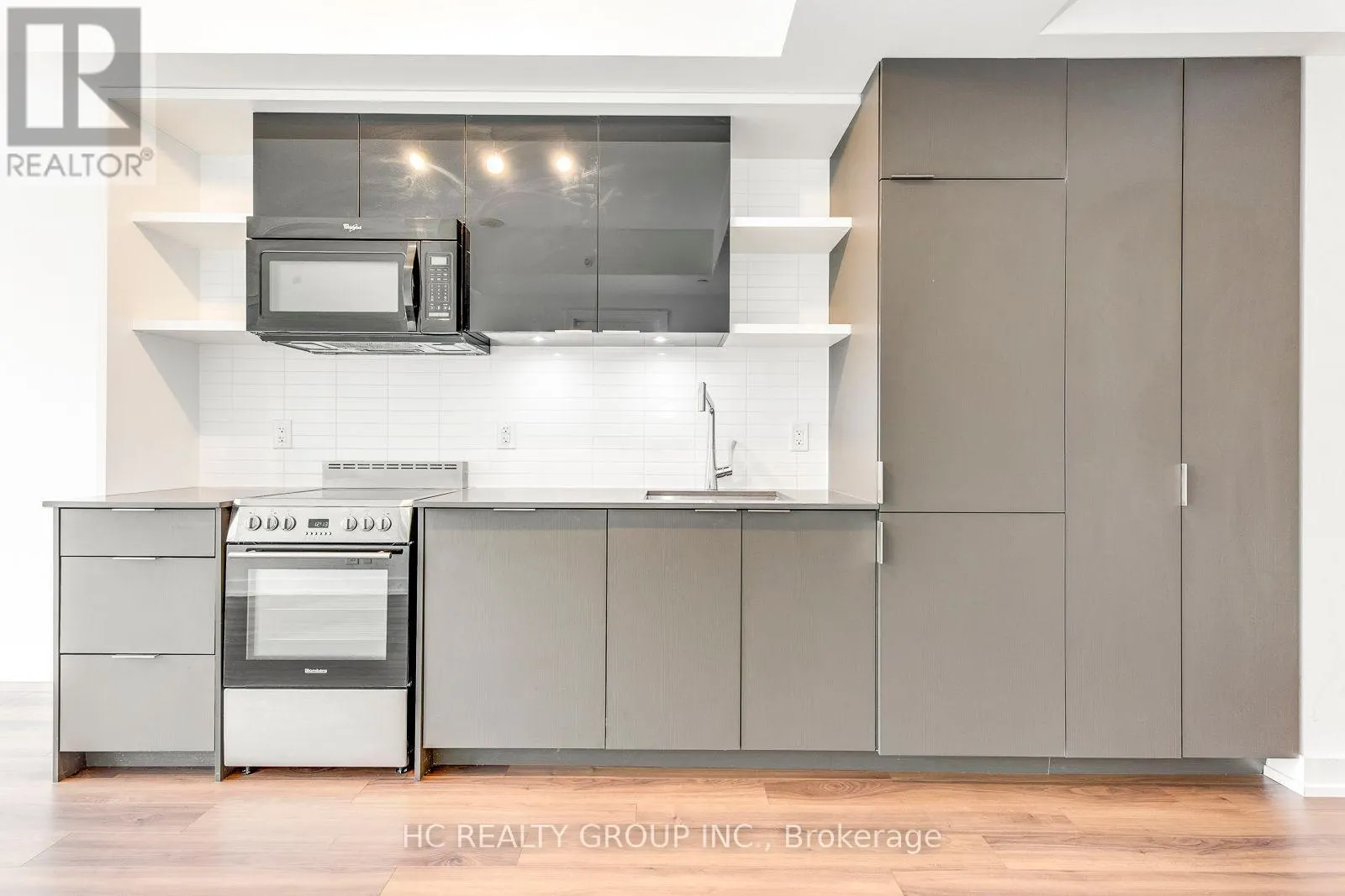 302 - 6 PARKWOOD AVENUE