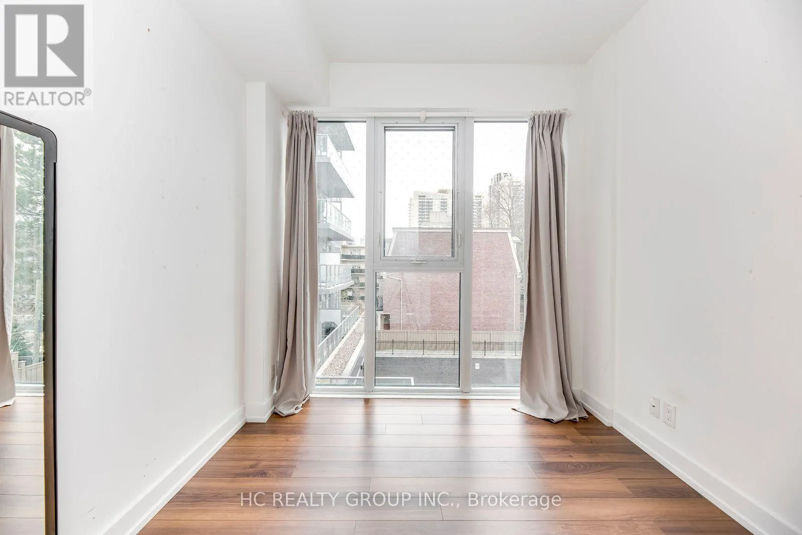 302 - 6 PARKWOOD AVENUE