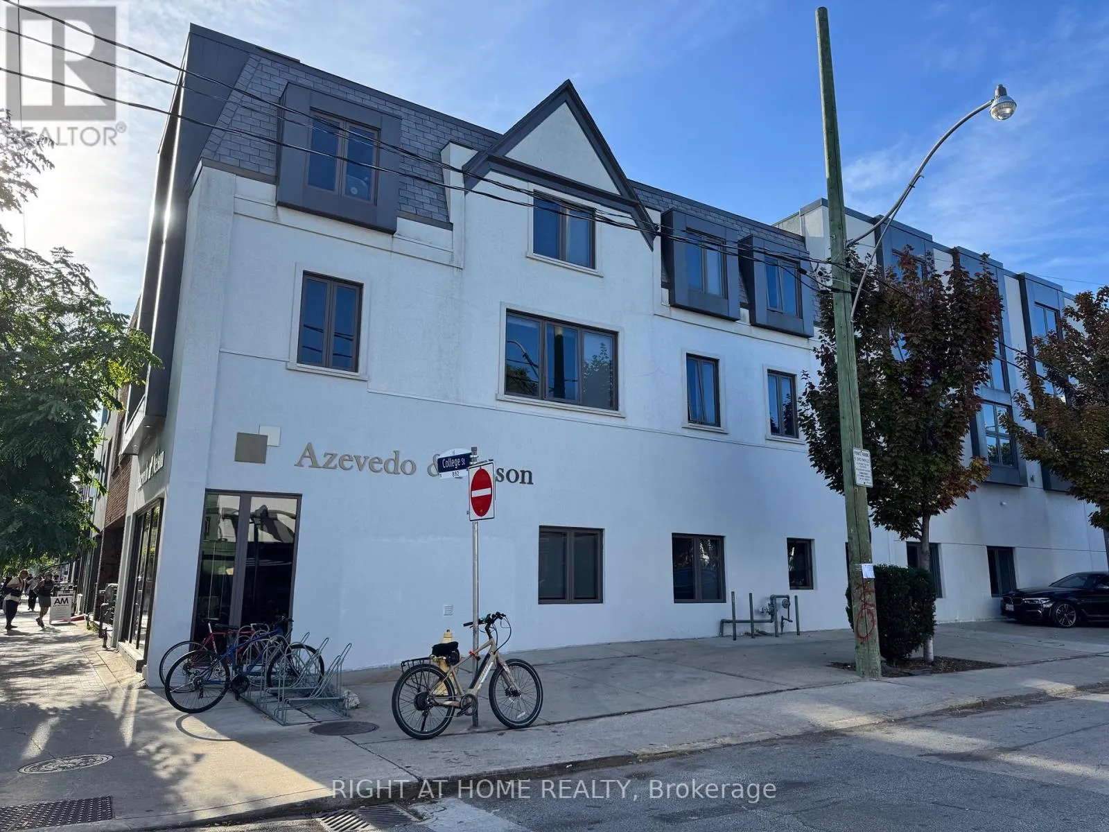 201 - 892 COLLEGE STREET
