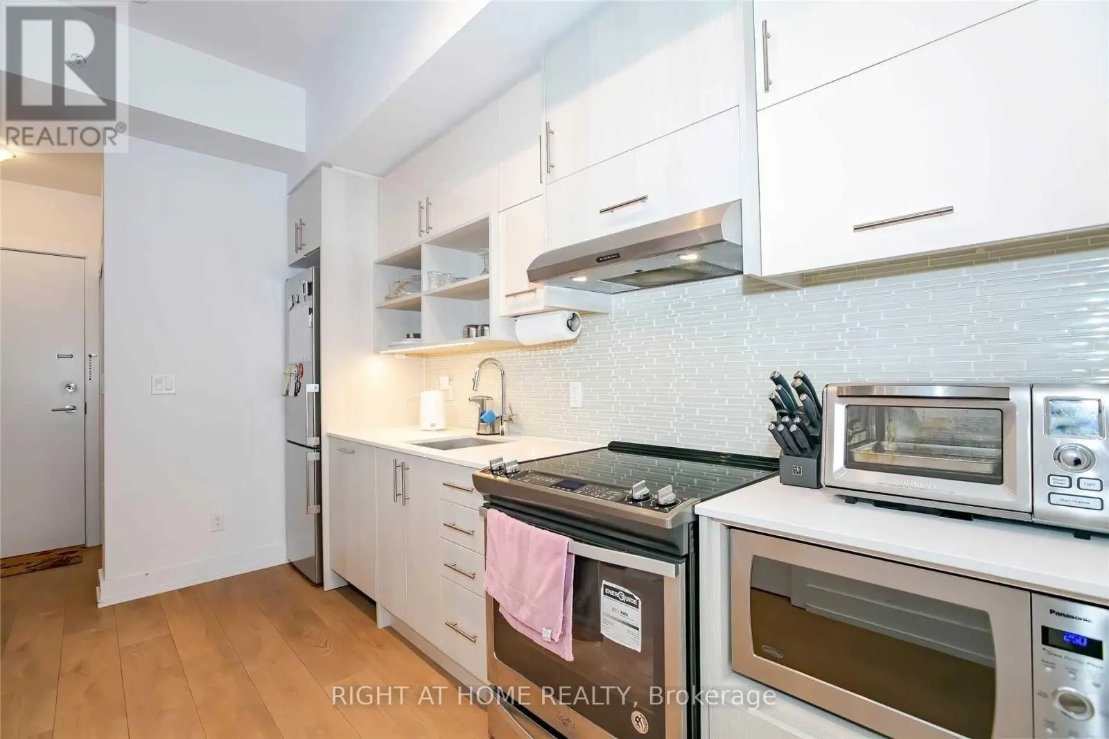 411 - 150 FAIRVIEW MALL DRIVE
