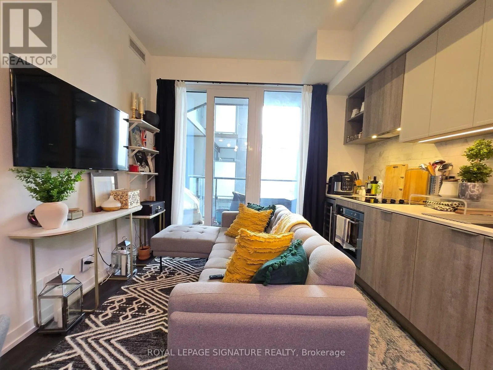 801 - 2020 BATHURST STREET