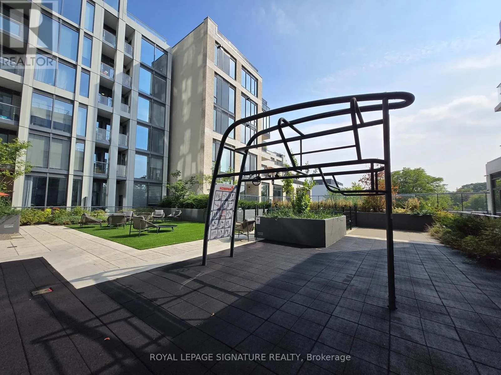 801 - 2020 BATHURST STREET