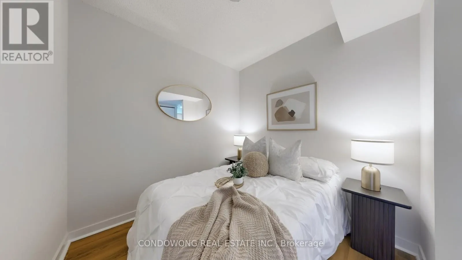 512 - 373 FRONT STREET W