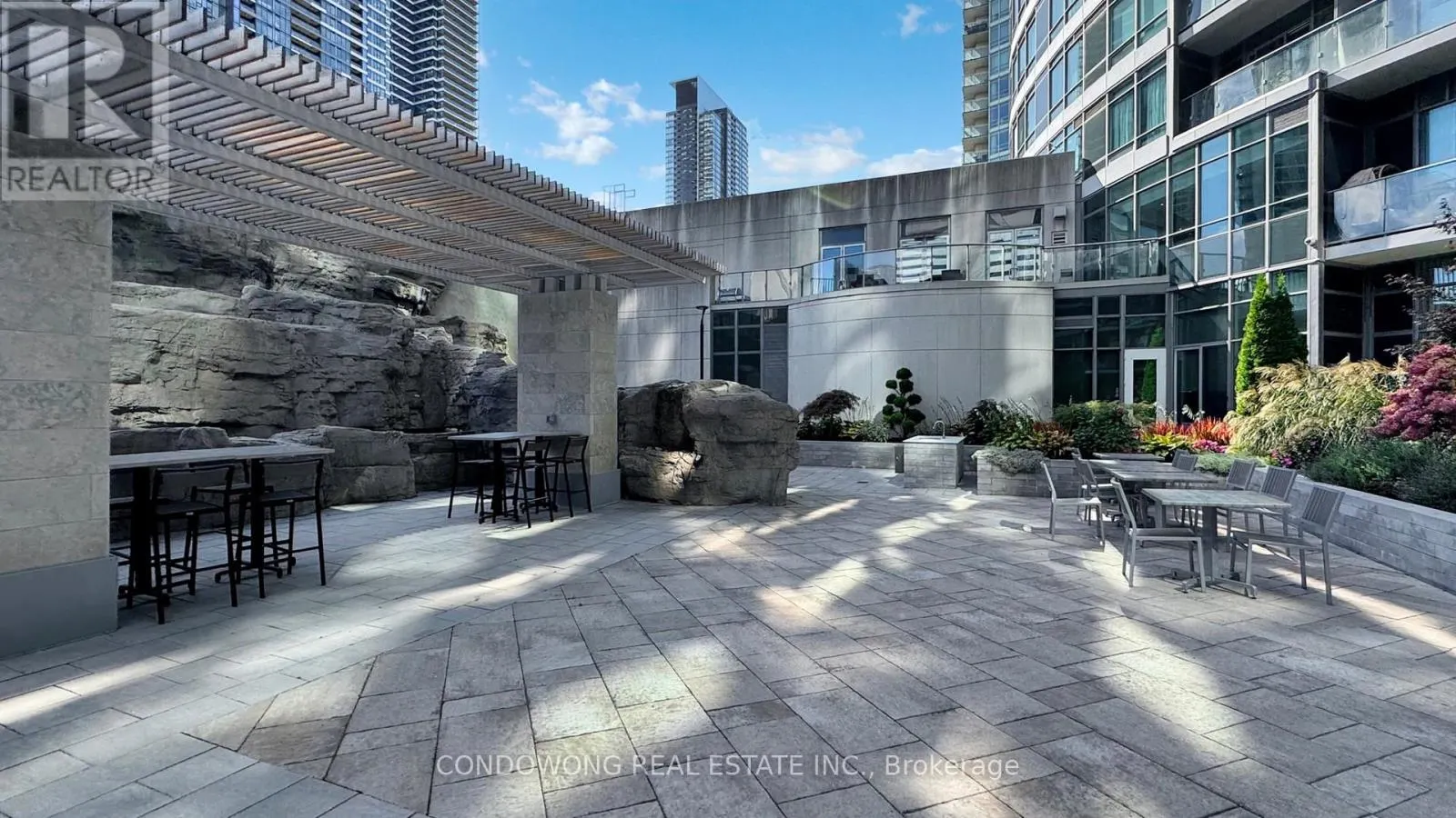 512 - 373 FRONT STREET W