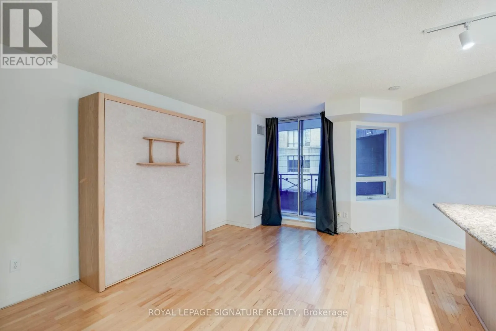 221 - 140 SIMCOE STREET