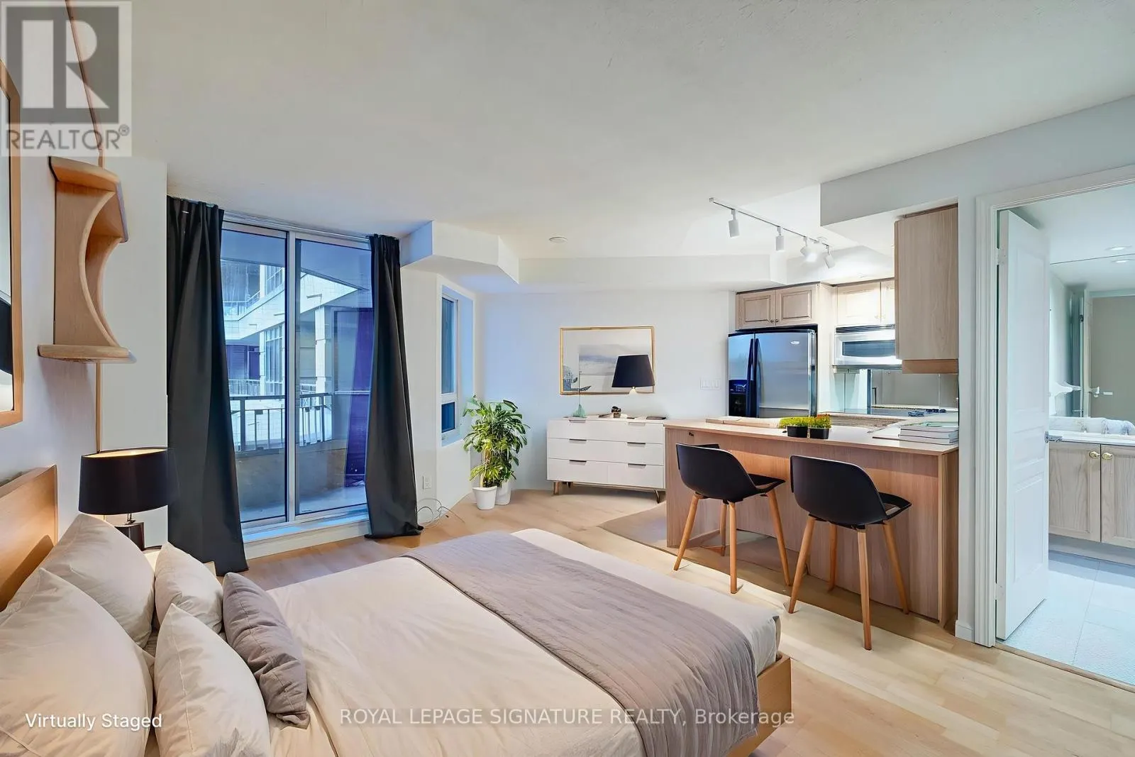 221 - 140 SIMCOE STREET