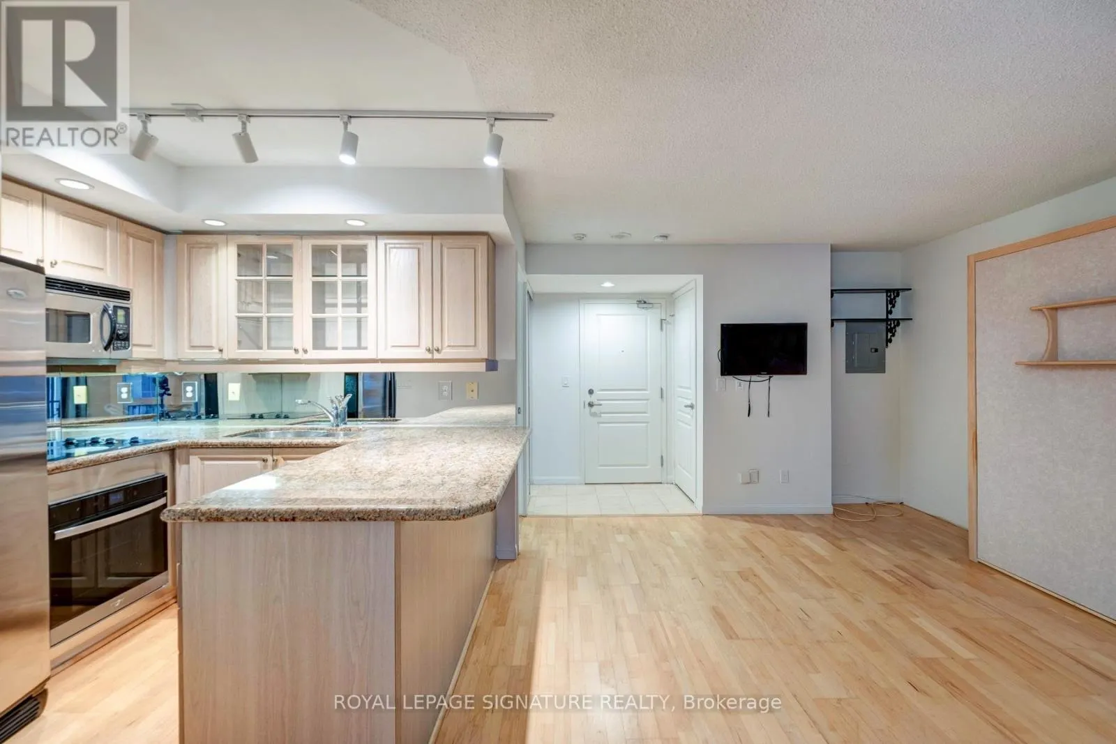 221 - 140 SIMCOE STREET