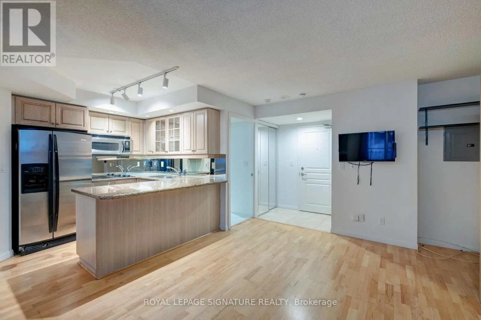 221 - 140 SIMCOE STREET