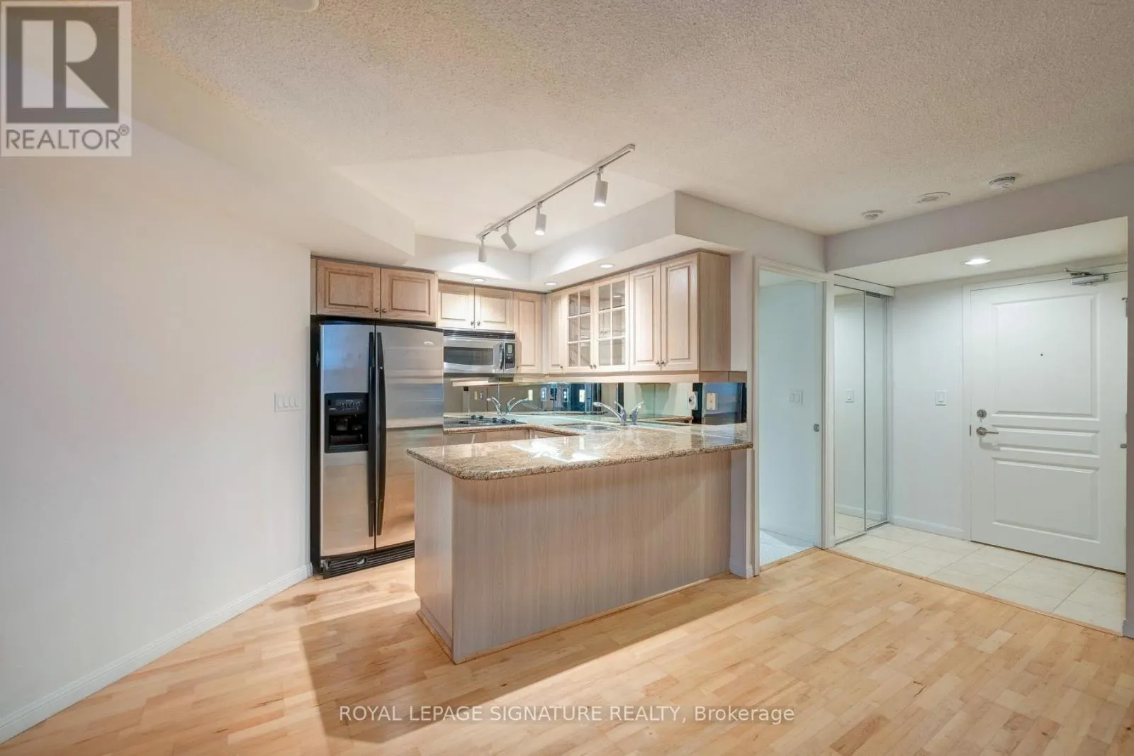 221 - 140 SIMCOE STREET
