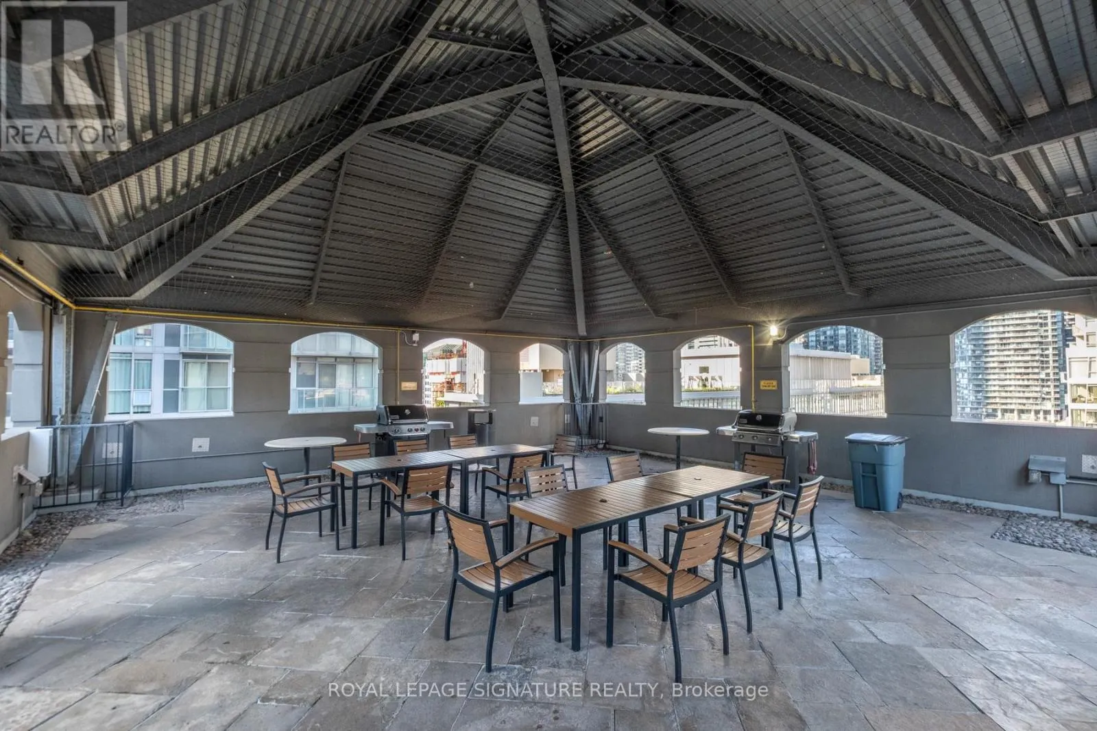 221 - 140 SIMCOE STREET