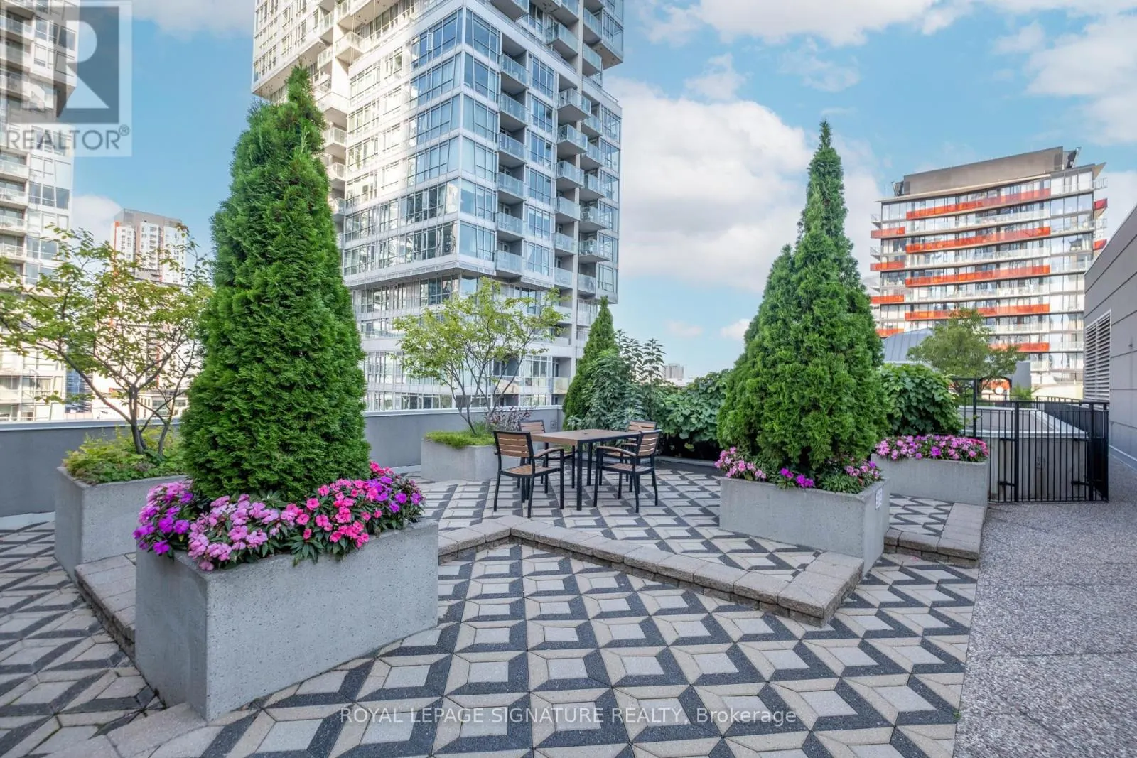 221 - 140 SIMCOE STREET