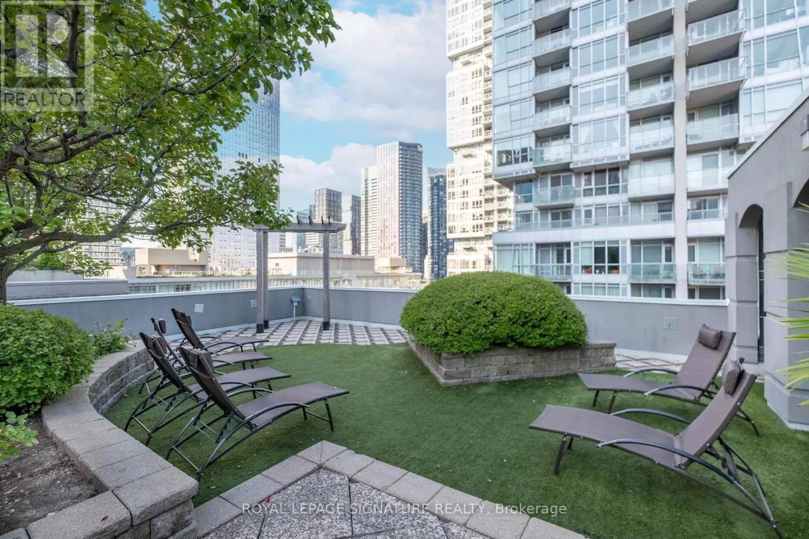 221 - 140 SIMCOE STREET