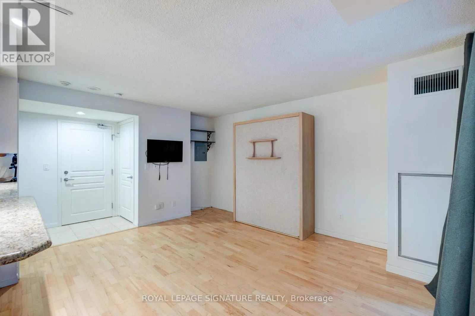 221 - 140 SIMCOE STREET