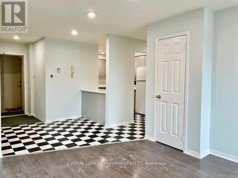 2 - 1633 DUNDAS STREET W