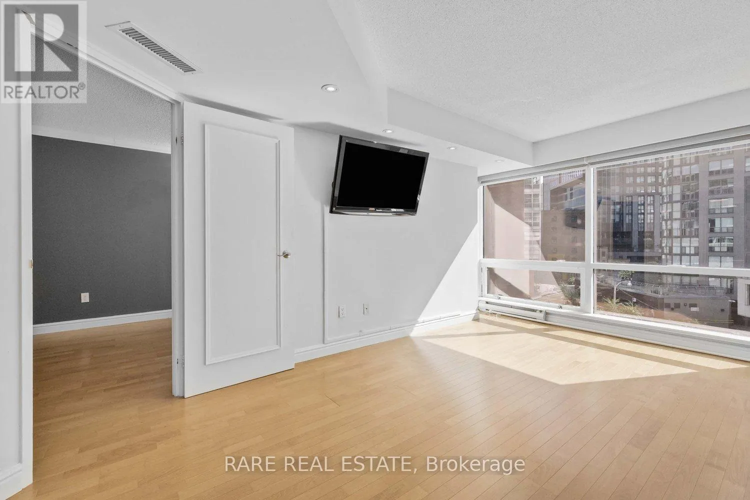 310 - 1001 BAY STREET