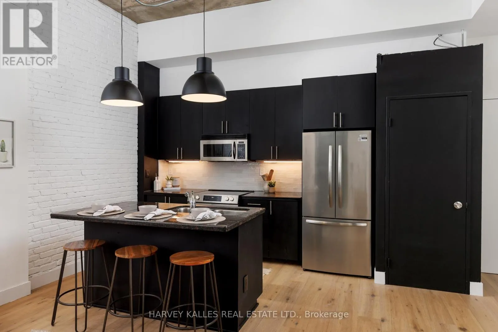 105 - 901 QUEEN STREET W