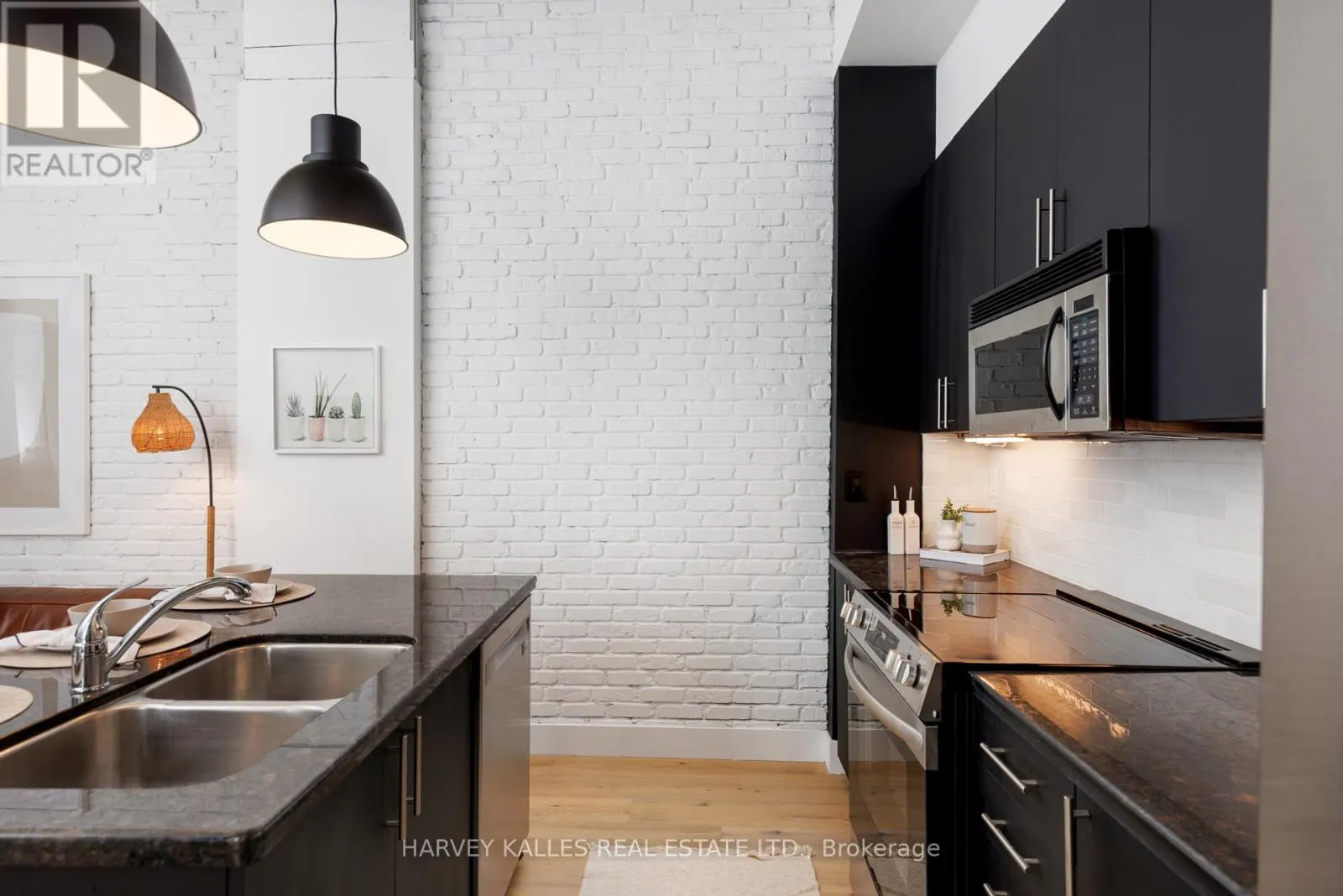 105 - 901 QUEEN STREET W