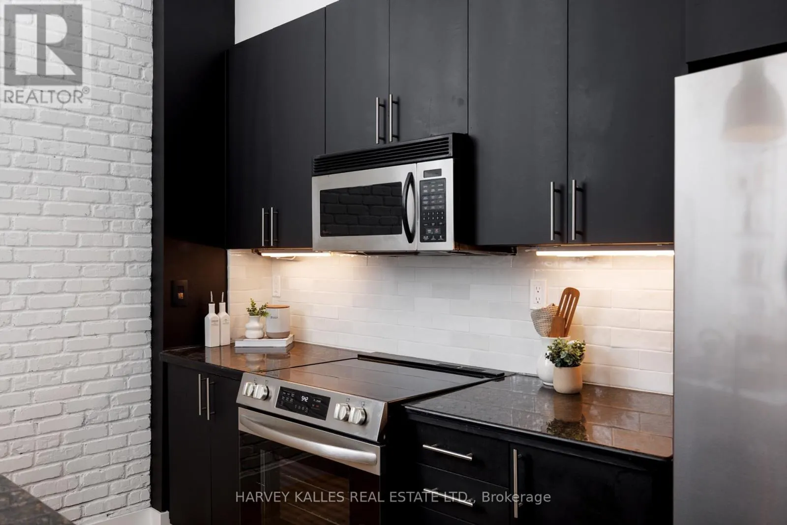 105 - 901 QUEEN STREET W