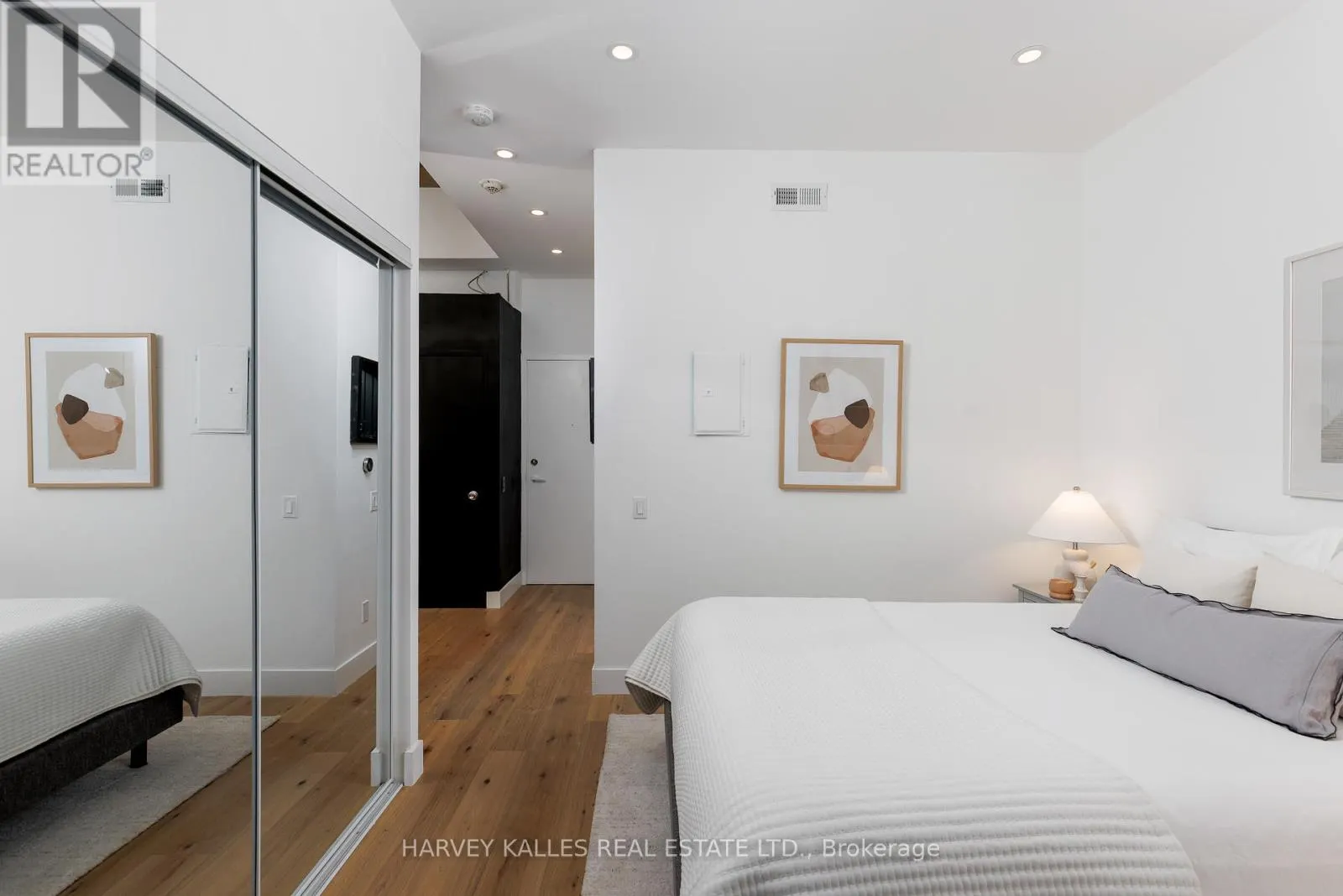 105 - 901 QUEEN STREET W