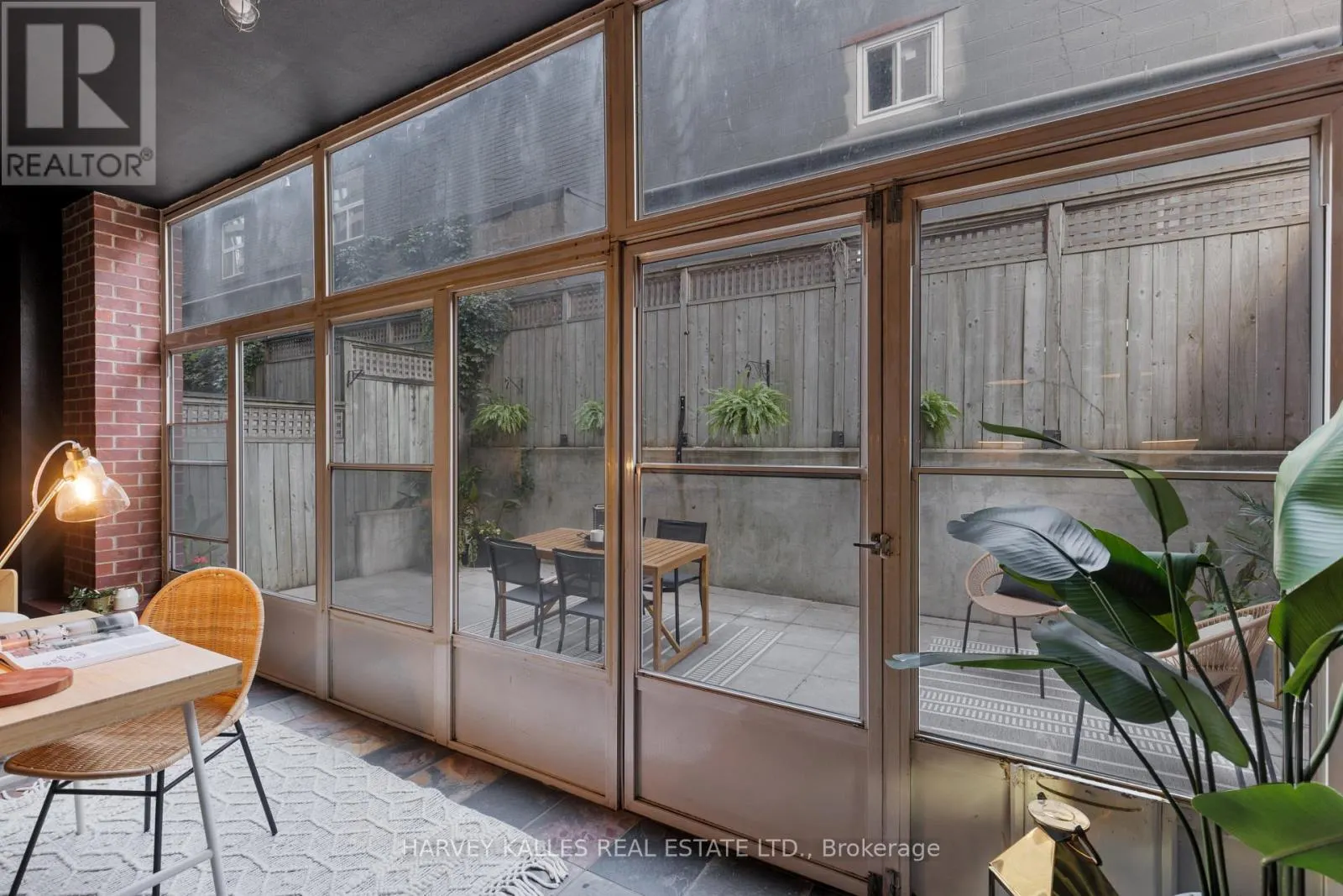 105 - 901 QUEEN STREET W