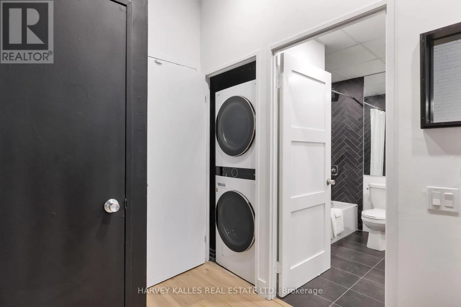 105 - 901 QUEEN STREET W