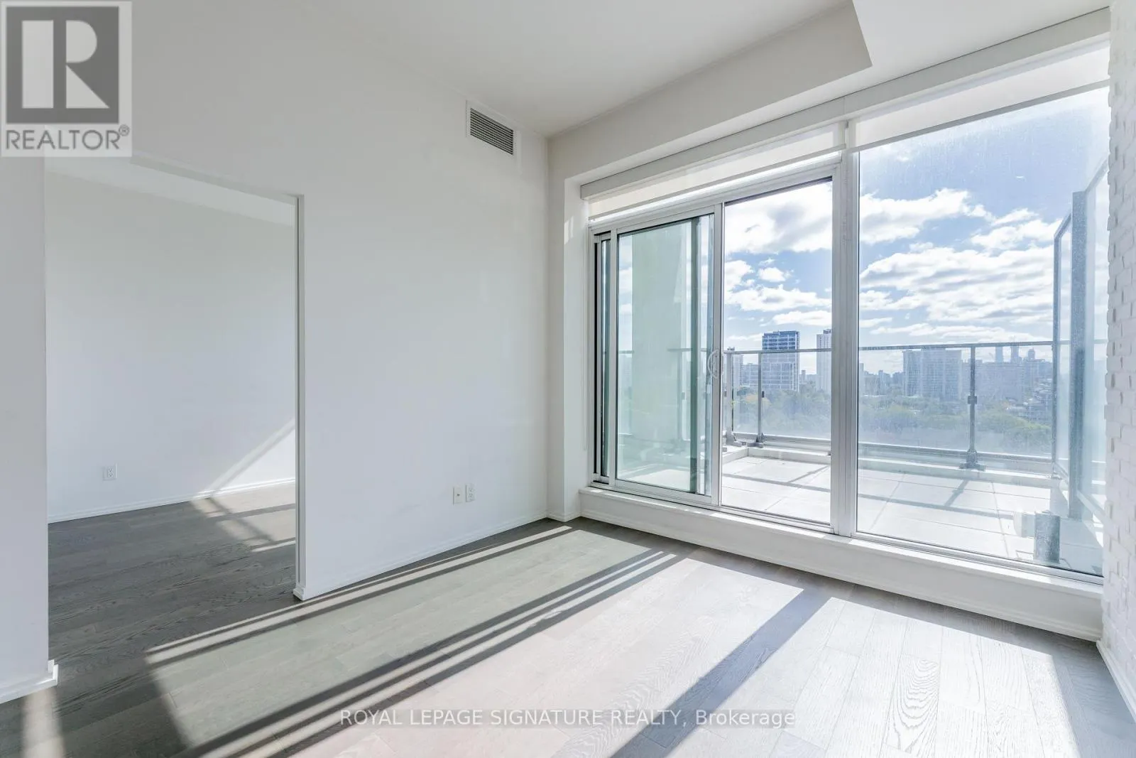 1226 - 8 HILLSDALE AVENUE E