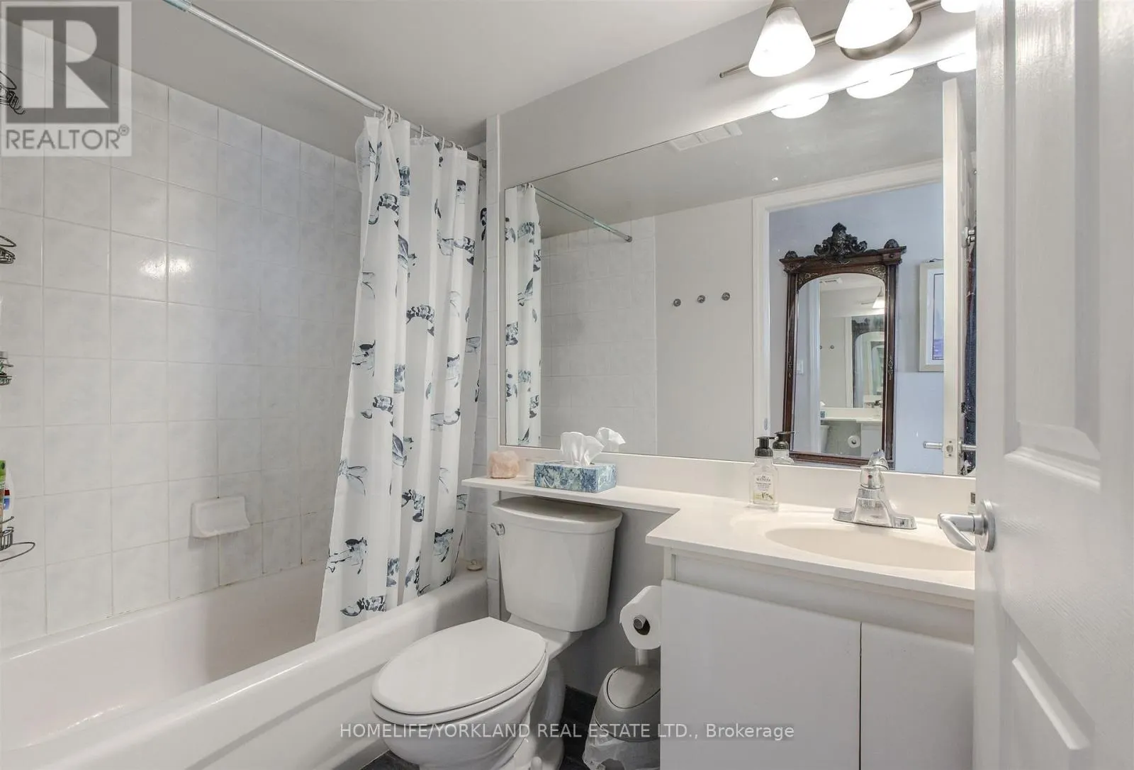 323 - 230 QUEENS QUAY W
