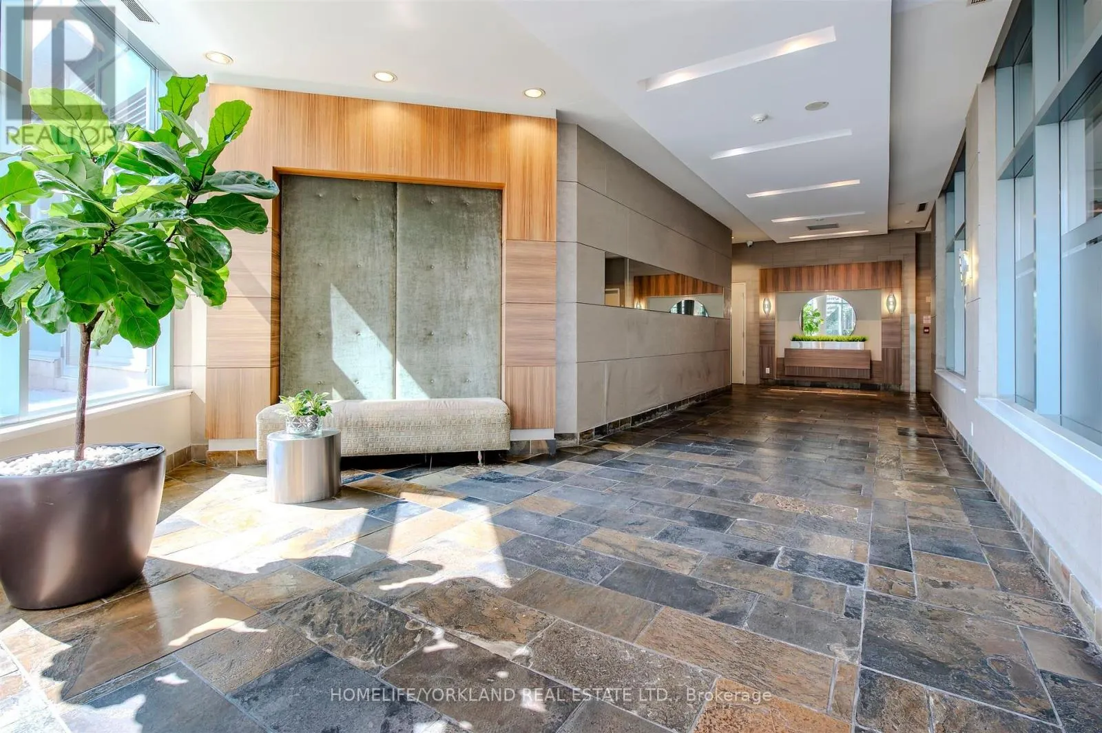323 - 230 QUEENS QUAY W