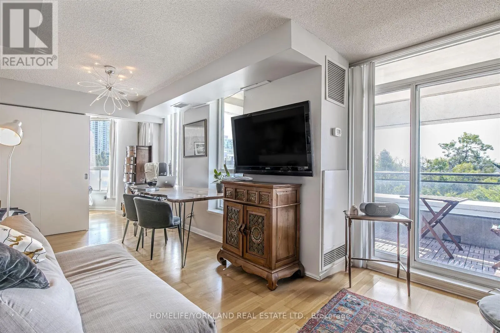 323 - 230 QUEENS QUAY W