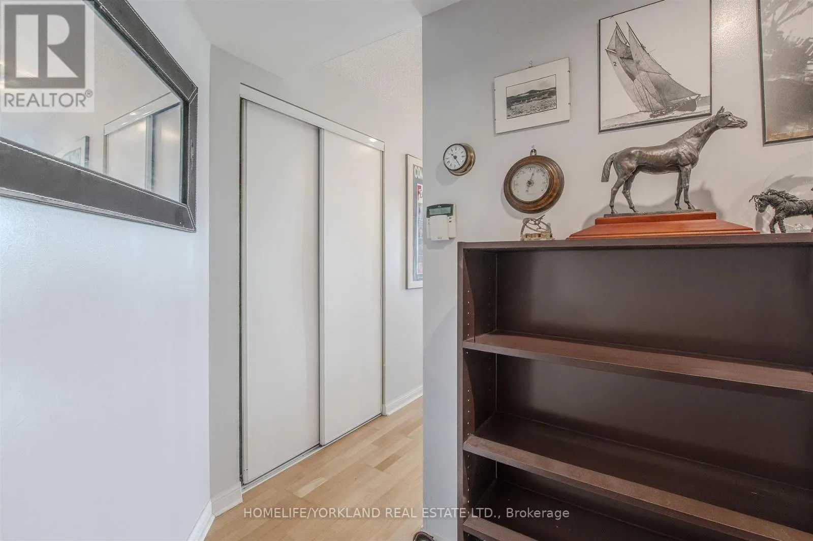 323 - 230 QUEENS QUAY W