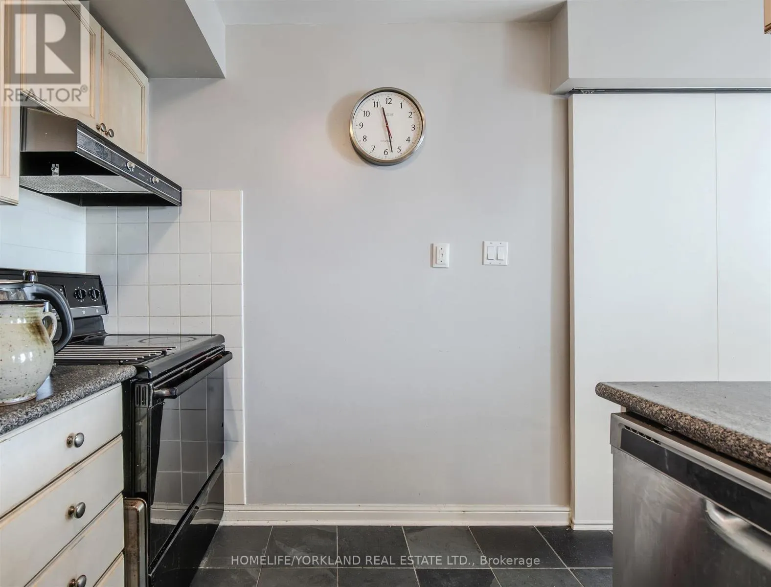 323 - 230 QUEENS QUAY W