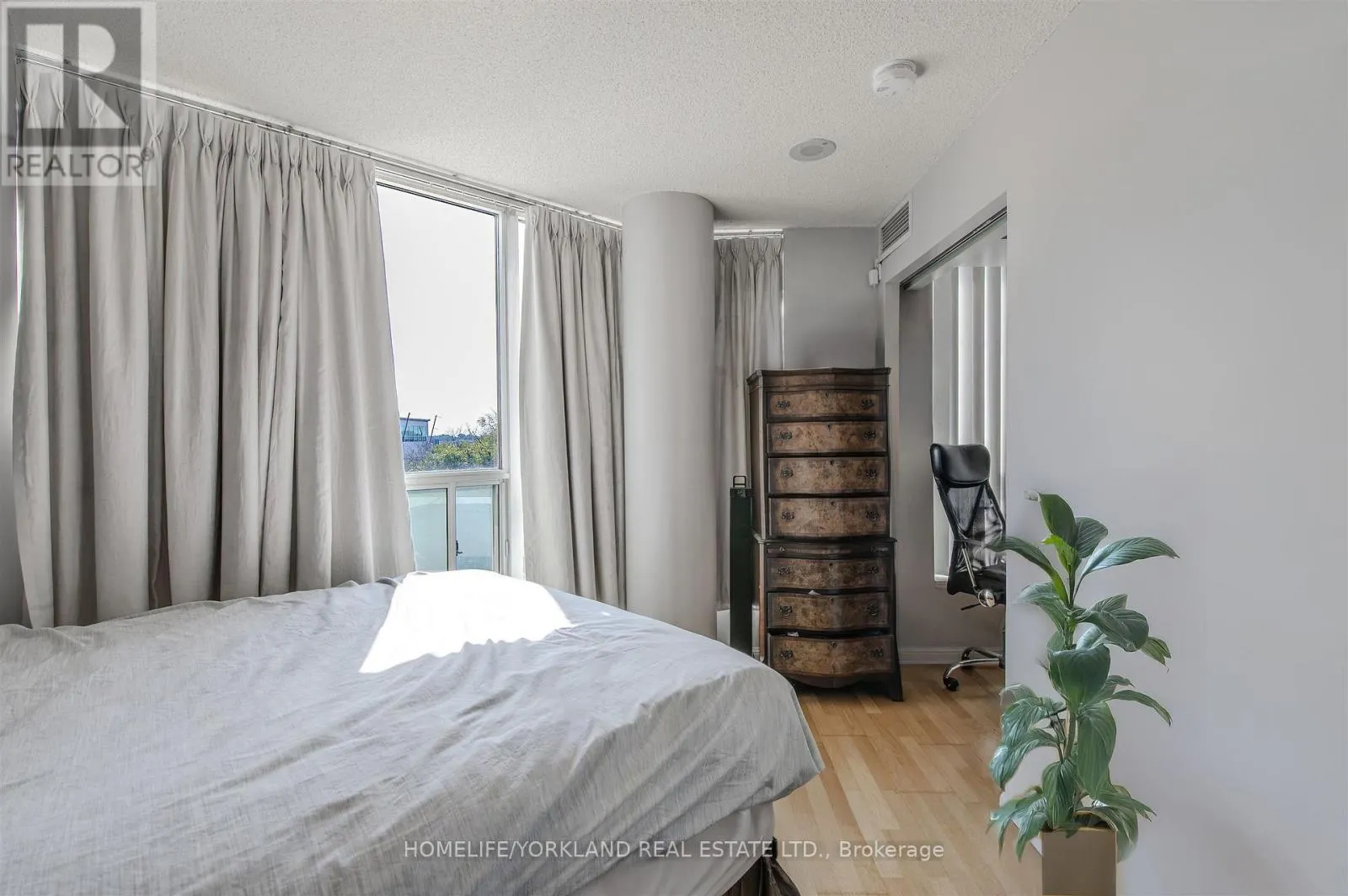 323 - 230 QUEENS QUAY W