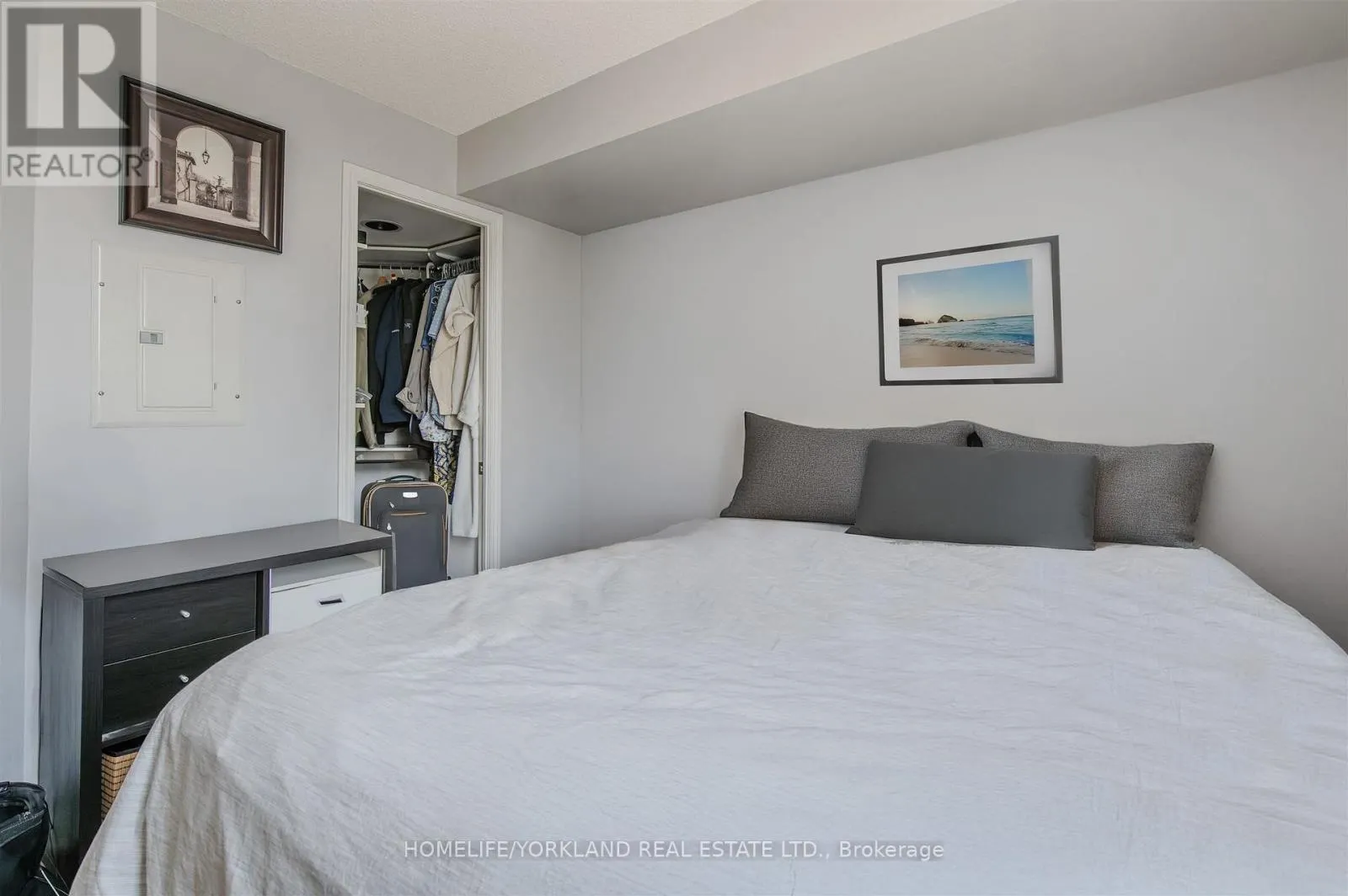 323 - 230 QUEENS QUAY W