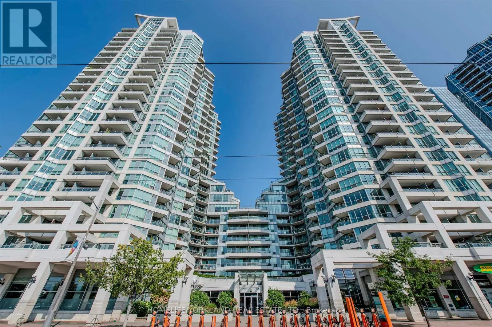 323 - 230 QUEENS QUAY W