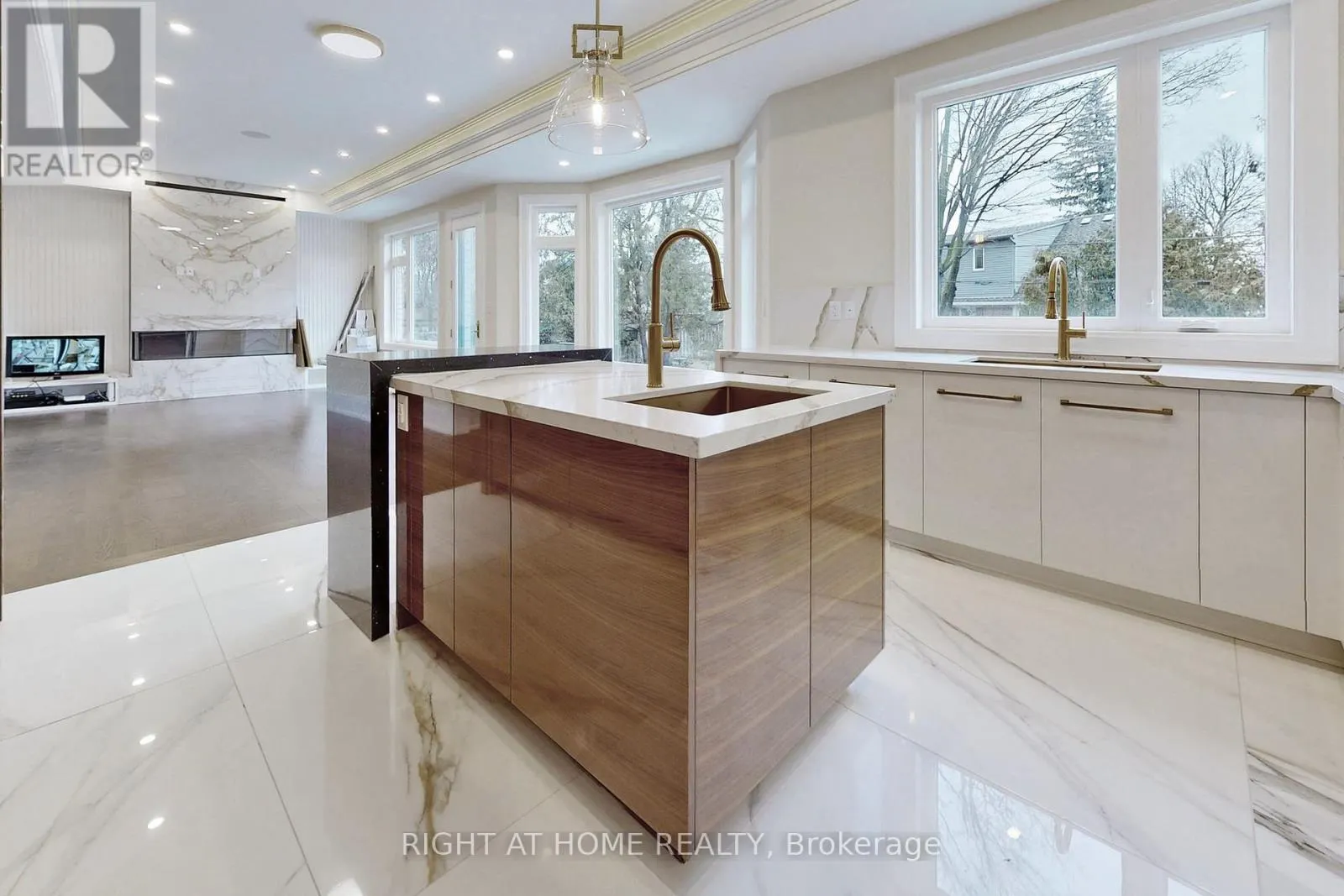 10 JOCELYN CRESCENT