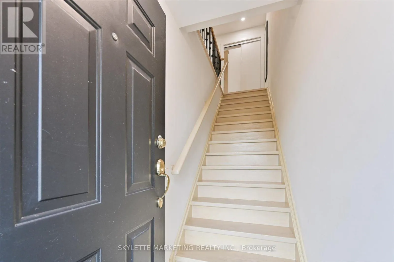 8 - 118 FINCH AVENUE W